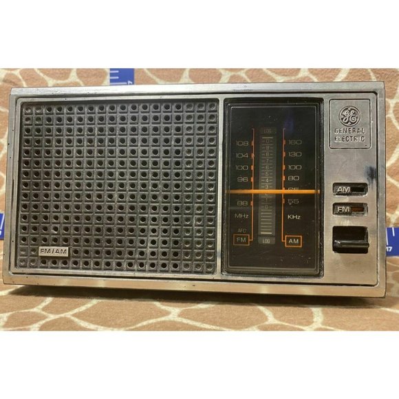 Vintage General Electric FM/AM Table Radio Model - Picture 1 of 7